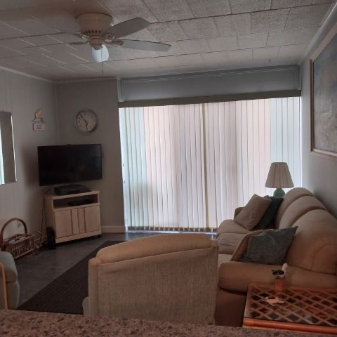 SeaSide Getaway living room with smart TV and seating
